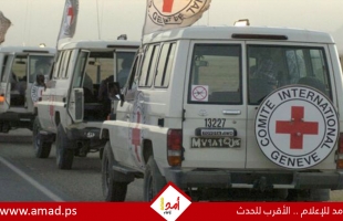 سيارات الصليب الأحمر تتحرك باتجاه منفذ رفح بعد استلام 24 أسيرا فلسطينيا