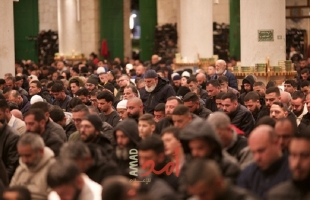 (25) ألفاً يؤدون صلاتي العشاء والتراويح في المسجد الأقصى