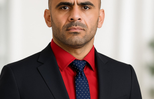 "ذرة تراب على جبين عاشق": "سِيَرٌ تتناثر كغبار الذاكرة: حين يتحوّل التوثيق إلى شعرٍ خفي"