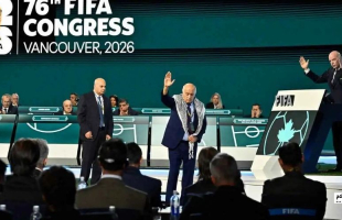 جبريل الرجوب يرفض مصافحة ممثل اتحاد دولة الاحتلال خلال مؤتمر الفيفا - فيديو