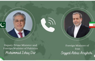 وزير خارجية باكستان يبحث مع وزير الخارجية الإيراني الجهود الدبلوماسية