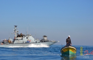 لجان الصيادين: زوارق الاحتلال تستهدف قارب للصيد وتجبره على ترك معداته غرب غزة