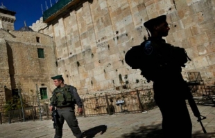 قوات الاحتلال تخضع فتاة للتفتيش قرب الحرم الإبراهيمي وتعتقل شابين من القدس