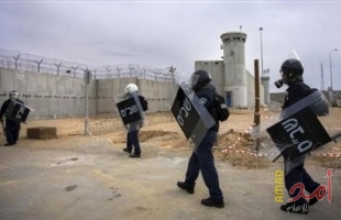 مركز فلسطين: الأسرى الإداريون يصعدون خطواتهم النضالية بشكل تدريجي