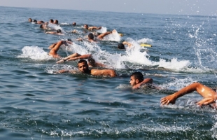 بلدية غزة تحذر المواطنين من السباحة في البحر حتى صباح السبت