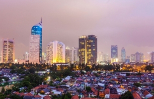 إندونيسيا: القبض على 88 صينيا لتورطهم في شبكة "احتيال عاطفي" عبر الانترنت