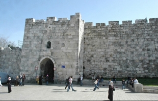 قوات الاحتلال تغلق باب الساهرة في القدس القديمة