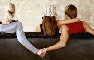 دراسة: الخيانة الزوجية "قد ترتبط" بطبيعة المهنة