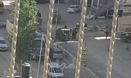 الخليل: جيش الاحتلال يستولي على مركبتين في بلدة بيت أمر