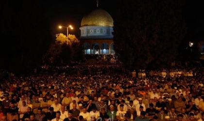 عشرات الآلاف يؤدون صلاة "العشاء" و"التراويح" في المسجد الأقصى