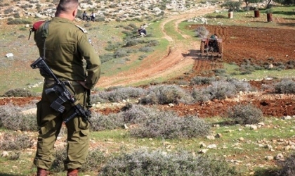 سلطات الاحتلال تجري عمليات مسح لأراضٍ في منطقة الحمة بالأغوار