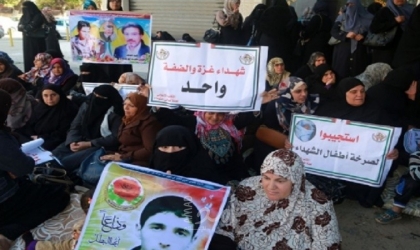 المئات يعتصمون أمام مؤسسة أسر الشهداء بغزة للمطالبة بصرف رواتبهم