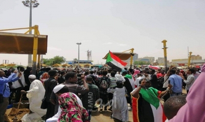السودان.. محتجون يغلقون طريقا رئيسا بالخرطوم لانعدام الخبز‎