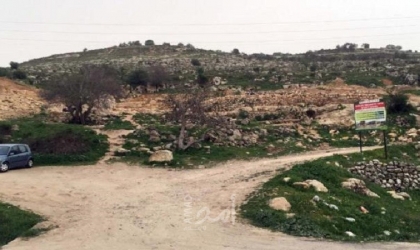 قوات الاحتلال تغلق طريق زراعي بالأتربة والصخور في قلقيلية