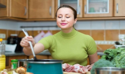 دراسة حديثة توضح علاقة الأعمال المنزلية بأمراض القلب عند النساء