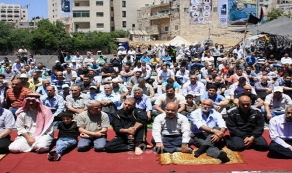 العشرات يؤدون صلاة "الجمعة" بخيمة الاعتصام في أبو ديس إسنادا للأسرى