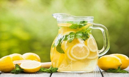 ماذا يحدث لجسمك عندما تبدأ يومك بكوب من ماء الليمون الدافئ؟