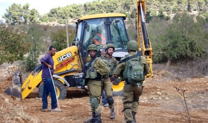 قوات الاحتلال تمنع شق طريق في قرية زواتا بنابلس وتستولي على جرافة