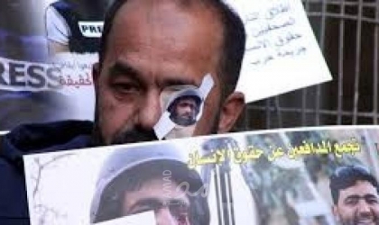 الخليل: عشرات المواطنين يشاركون في وقفة تضامنية مع الصحفي عمارنة والأسير أبو دياك