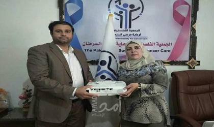 جامعة فلسطين تتبرع بجهاز بروجكتور للجمعية الفلسطينية لرعاية مرضى السرطان