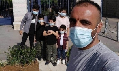 ضابط الإسعاف "أسامة السويطي" يعتصم برفقة أبناءه احتجاجاً على قطع راتبه