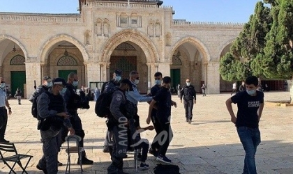قوات الاحتلال تعتقل حراس الأقصى "نجيب والترهوني" وتقتادهم إلى جهة مجهولة