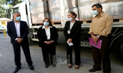 رام الله: الصحة تتسلم شحنة مساعدات من "الصليب الأحمر" لمواجهة كورونا