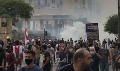 لبنان.. محتجون يقطعون طريقا رئيسا في "البقاع" احتجاجا على تردي الأوضاع الاقتصادية والمعيشية