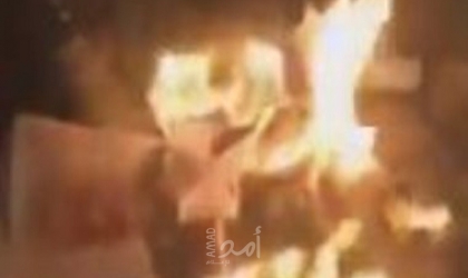متظاهرون لبنانيون يحرقون صور سليماني فى ذكرى اغتياله.. فيديو