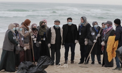 بلدية غزة تنفذ مبادرة لتنظيف شاطئ البحر بمشاركة مجموعات شبابية