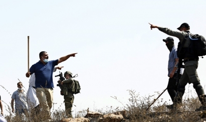 الخليل: مستوطنون يصيبون أربعة فلسطينيين بعد التنكيل بِهم