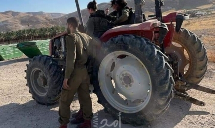 الخليل: قوات الاحتلال تعتقل (3) مواطنين ويستولي على جرار زراعي في "مسافر يطا"
