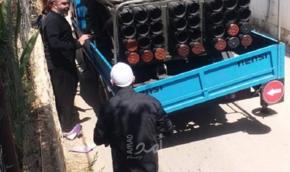 الجيش اللبناني يعتقل عدد من الشبان داخل شاحنة تحمل منصات لإطلاق الصواريخ