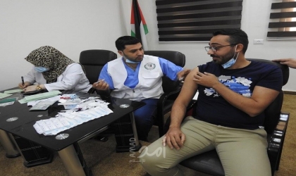 غزة: وزارة المواصلات تنفذ حملة تطعيم لقاح "كورونا" لموظفيها