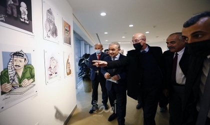 اشتية يفتتح معرض كاريكاتير "فلسطين وياسر عرفات"