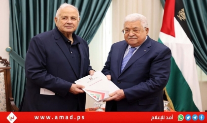 الرئيس عباس يتسلم التقرير السنوي للجنة الانتخابات المركزية