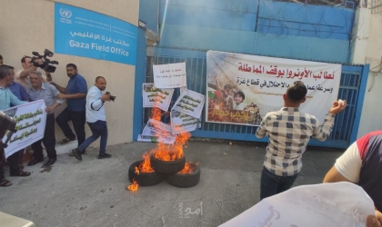 متضررو عدوان 2014 يشعلون الإطارات أمام مقر "الأونروا" - فيديو وصور