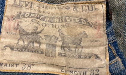 بيع بنطلون جينز نادر عمره أكثر من 140 سنة بسعر خيالي