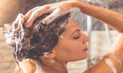 4 مكونات طبيعية لغسل الشعر بدلاً من الشامبو