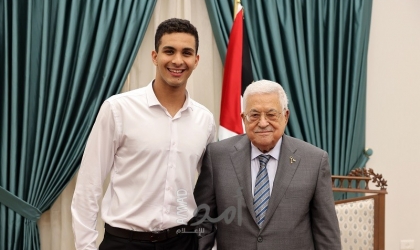 "الرئيس عباس" يستقبل السبّاح "يزن البوّاب"