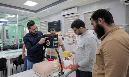 الأول من نوعه.. غزة: خريجو الكلية التطبيقية يبتكرون جهاز الإنعاش القلبي الرئوي