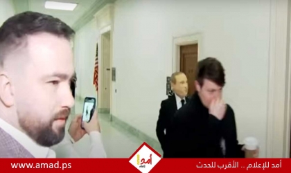 سيناتور أمريكي يصل إلى جلسات الاستماع الخاصة بعزل بايدن مرتديا قناع بوتين - فيديو