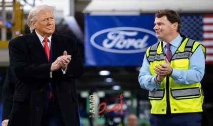 فعل فاضح..ترامب يوجه إشارة بذيئة بإصبعه لعامل في مصنع بميشيغان - فيديو