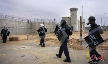 مركز فلسطين: الأسرى الإداريون يصعدون خطواتهم النضالية بشكل تدريجي