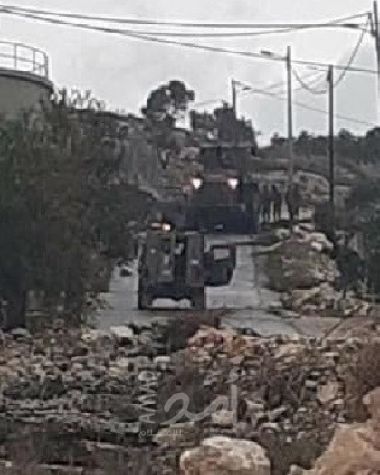 الخليل: قوات الاحتلال تتلف بسطات الباعة على معبر "ميتار"