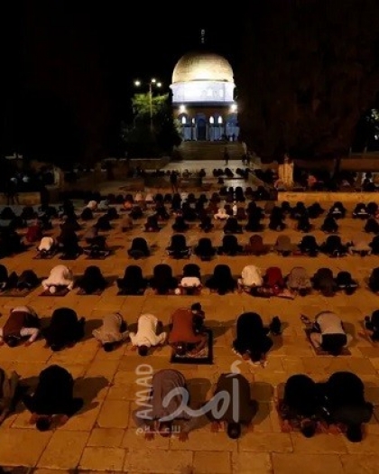 المئات يؤدون صلاة الفجر بالمسجد الأقصى