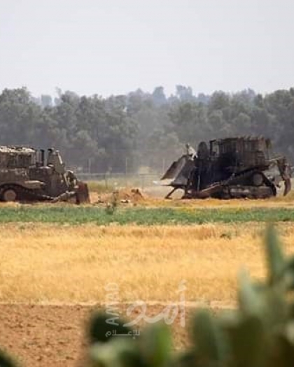 توغل لجرافات جيش الاحتلال وجنوده يطلقون قنابل الغاز تجاه "العمال" شرق قطاع غزة