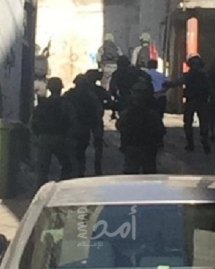 القدس: قوات الاحتلال تعتقل 3 شبان على حاجز الزعيم