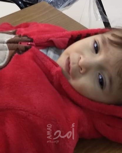 والدة الطفل "سليم صالحة" من غزة تناشد وزارة الصحة بإنقاذ حياته من الموت
