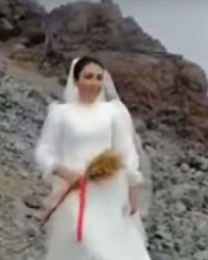 فتاة تركية تعلن زواجها من جبل - فيديو